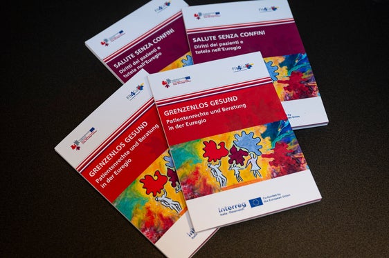 Die Broschüre „Grenzenlos gesund“ wurde am Euregio-Sitz im Bozner Waaghaus vorgestellt. (Foto: LPA/Fabio Brucculeri)