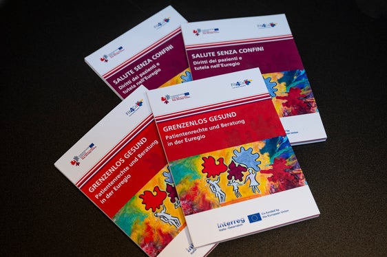 Die Broschüre „Grenzenlos gesund“ wurde am Euregio-Sitz im Bozner Waaghaus vorgestellt. (Foto: LPA/Fabio Brucculeri)