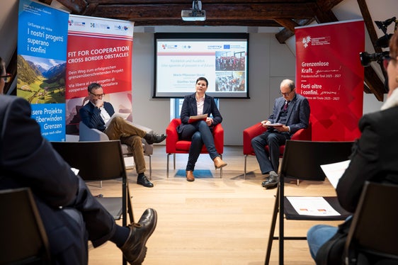 Für die Patienten und Patienten sind laut den Dachverband-Leitenden Günther Sommia (links, Südtirol) und Maria Pflanzner-Stockl (Mitte, Tirol) vor allem Zugang und Orientierung zu den Gesundheitssystemen sowie deren Zusammenarbeit und Vernetzung wichtig. (Foto: LPA/Fabio Brucculeri)