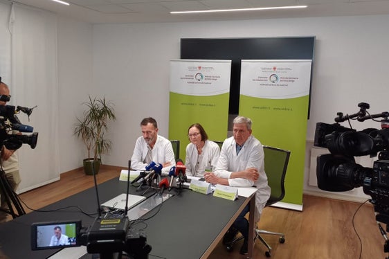 (v.l.) Pierpaolo Bertoli, Sanitätskoordinator Gesundheitsbezirk Bozen, Monika Elisabeth Zäbisch, geschäftsführende ärztliche Direktorin Krankenhaus Bozen, Josef Widmann, Sanitätsdirektor Südtiroler Sanitätsbetrieb