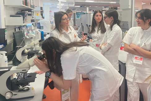 Eine Woche lang erhielten Schülerinnen und Schüler der 4. und 5. Klassen verschiedener Oberschulen einen praxisnahen Einblick in die vielfältigen Berufsbilder im Gesundheitswesen (Foto: Sabes/fm)