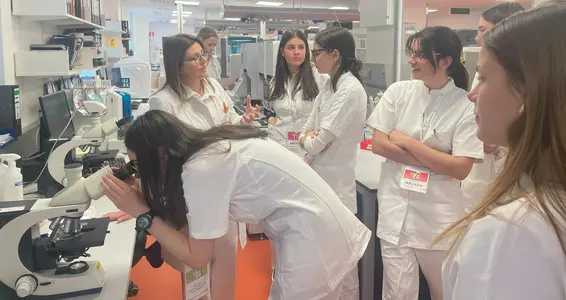 Eine Woche lang erhielten Schülerinnen und Schüler der 4. und 5. Klassen verschiedener Oberschulen einen praxisnahen Einblick in die vielfältigen Berufsbilder im Gesundheitswesen (Foto: Sabes/fm)