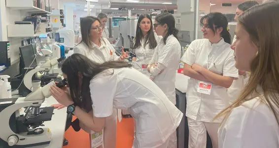 Eine Woche lang erhielten Schülerinnen und Schüler der 4. und 5. Klassen verschiedener Oberschulen einen praxisnahen Einblick in die vielfältigen Berufsbilder im Gesundheitswesen (Foto: Sabes/fm)