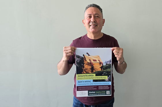 Luigi Sciurti, 63 anni, con il poster di Evviva