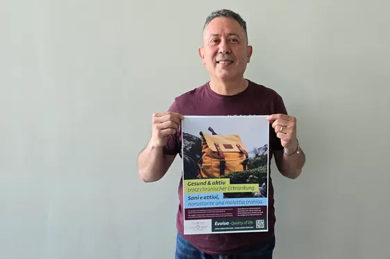 Luigi Sciurti (63) mit einem Plakat von Evviva