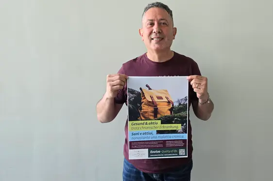 Luigi Sciurti (63) mit einem Plakat von Evviva