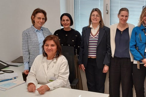 Sono lieti dell'apertura dell’Ambulatorio per le piccole urgenze: Dott.ssa Carina Elizbeht Urrejola (Medico APU), Dott.ssa Elisabeth Montel (Direttrice di comprensorio), Dott.ssa Judith Gostner (Dirigente tecnico-assistenziale), Dott.ssa Christina Troi (Coordinatrice sanitaria) Dott.ssa Christine Engl (Direttrice d'Ufficio gestione amministrativa distrettuale), Stefania Negro (Coordinatrice infermieristica) (Foto: Sabes/lr)