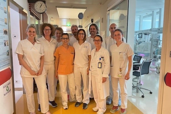 Das Team der Neugeborenenintensivstation mit Kinderchirurg Michele Corroppolo (hinten rechts). (Foto: Alex Staffler)
