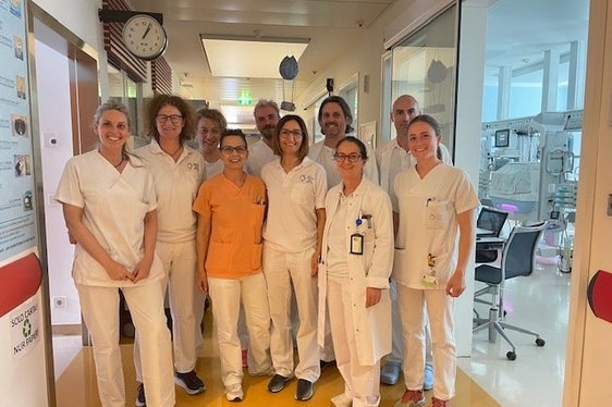 Das Team der Neugeborenenintensivstation mit Kinderchirurg Michele Corroppolo (hinten rechts). (Foto: Alex Staffler)