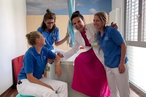 Primarin Sonia Prader mit den Hebammen Lena Obkircher, Lisa Mayr und Barbara Messner (v.l.n.r)