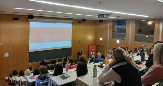 Jede und jeder von uns ist anders und daher ist es eine Herausforderung und eine Aufgabe der Medizin, diesen Unterschieden Rechnung zu tragen , betonte Michael Mayr, Direktor des Ressorts Gesundheitsvorsorge und Gesundheit (vorne am Rednerpunkt) beim 8. Südtiroler Symposium zur Gendermedizin an der Claudiana in Bozen. (Foto: LPA)