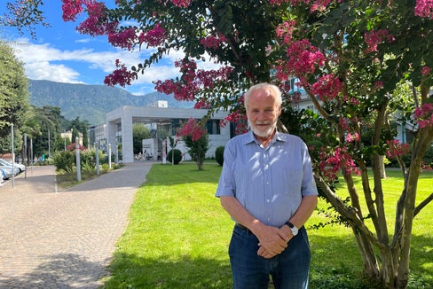 Peppi Tischler vor dem Meraner Krankenhaus
