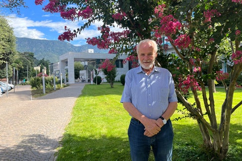 Peppi Tischler vor dem Meraner Krankenhaus