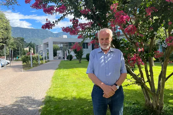 Peppi Tischler vor dem Meraner Krankenhaus