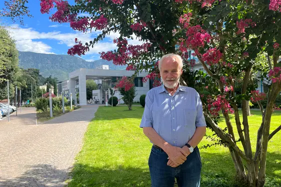 Peppi Tischler vor dem Meraner Krankenhaus