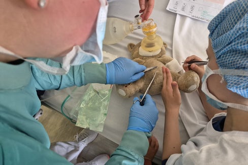 Der Teddy wird operiert.