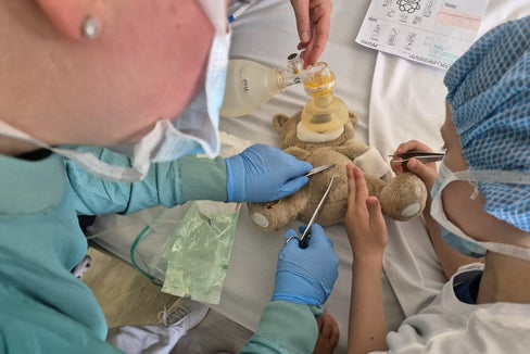 Der Teddy wird operiert.