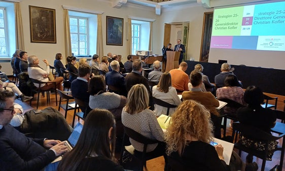 Generaldirektor Christian Kofler hob das große Potenzial des Südtiroler Sanitätsbetriebes hervor (Foto: Sabes)