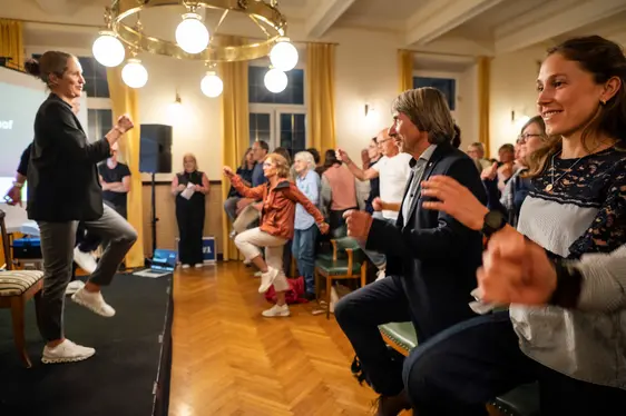 Aktive Pause, mit Barbara Amhof und Landesrat Hubert Messner (Foto Ivo Corrà)