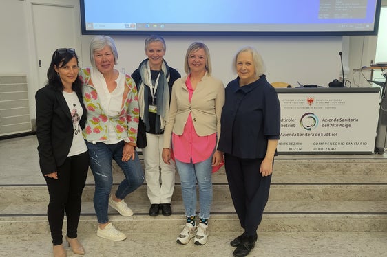 Gruppenfoto von links nach rechts Siglinde Rottensteiner, Marialuisa Schötzer, Marianne Siller, Erika Maria Schöpfer und Barbara Preusse-Bleuler