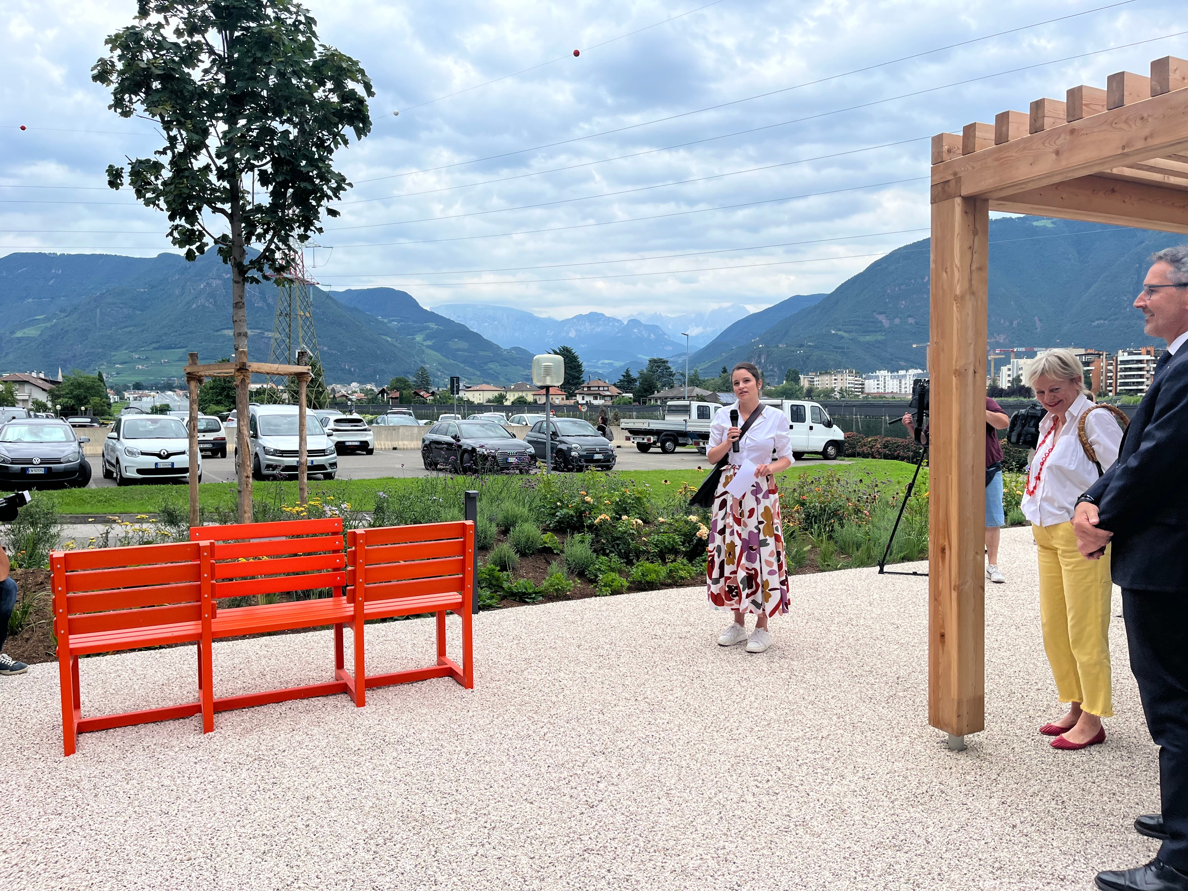 Landschaftsarchitektin Eva Schgaguler zeigt den Bereich für den Sehsinn