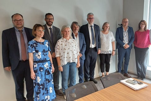 Landesrat Hubert Messner beim Besuch in der Verwaltungszentrale des Südtiroler Sanitätsbetriebes (Foto: Sabes/LR)