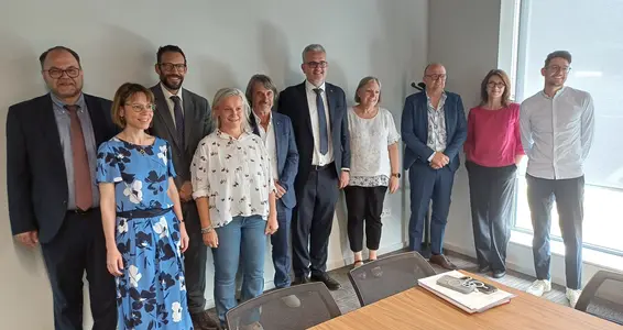 L'assessore provinciale Hubert Messner durante la visita nella sede amministrativa dell'Azienda Sanitaria dell'Alto Adige, (foto: Asdaa/LR)