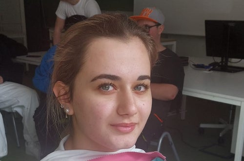 Schülerin mit Farbmuster Schülerin mit Farbmuster