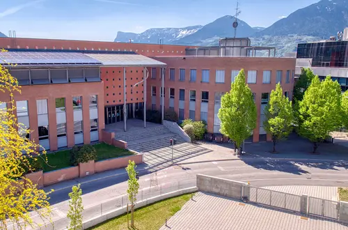 Schulgebäude: Hauptsitz Schulgebäude: Hauptsitz