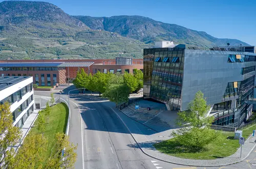 Schulgebäude: Blick vom Bahnhof kommend Schulgebäude: Blick vom Bahnhof kommend