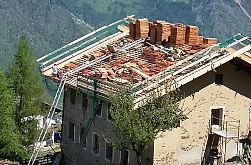 Neues Schindeldach wird verlegt Neues Schindeldach wird verlegt