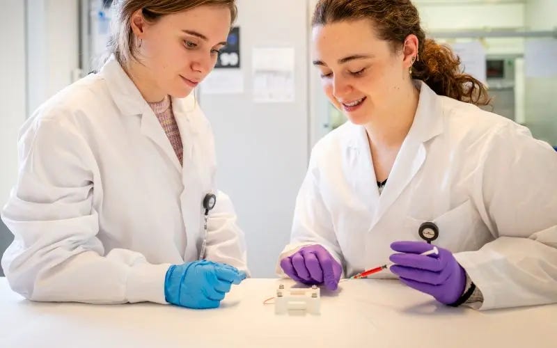 Een paar vrouwen in laboratoriumjassen