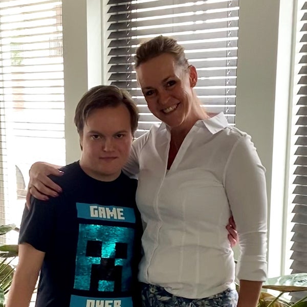 Kim met zoon Mika poseren voor een foto