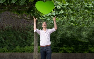 Justijn Gombert, manager divisie Vrouw & Baby, gooit een groen hart omhoog.