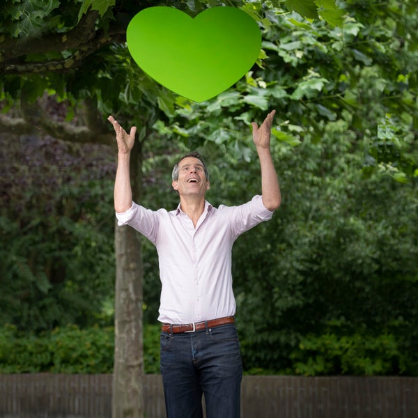 Justijn Gombert, manager divisie Vrouw & Baby, gooit een groen hart omhoog.