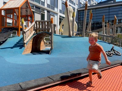 Een jongetje rent over de nieuwe binnentuin van het WKZ.