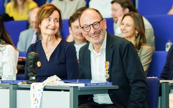 Joost Frenkel bij zijn afscheid, zijn officiers orde dragend