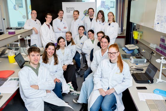 Een groep studenten in laboratoriumjassen