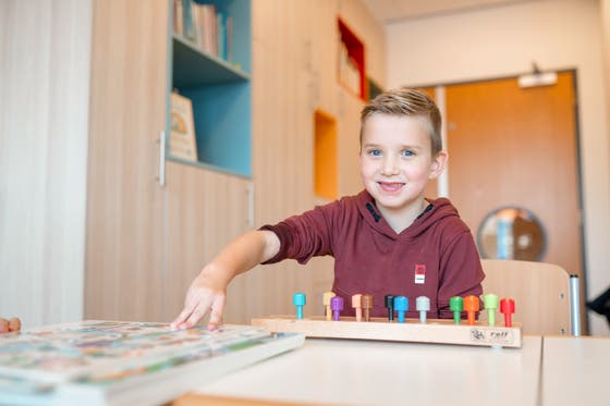 Jongetje speelt aan tafel