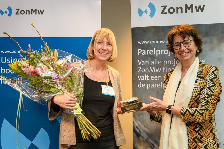 Anne Wensing ontvangt de ZonMw-parel van Veronique Timmermans.