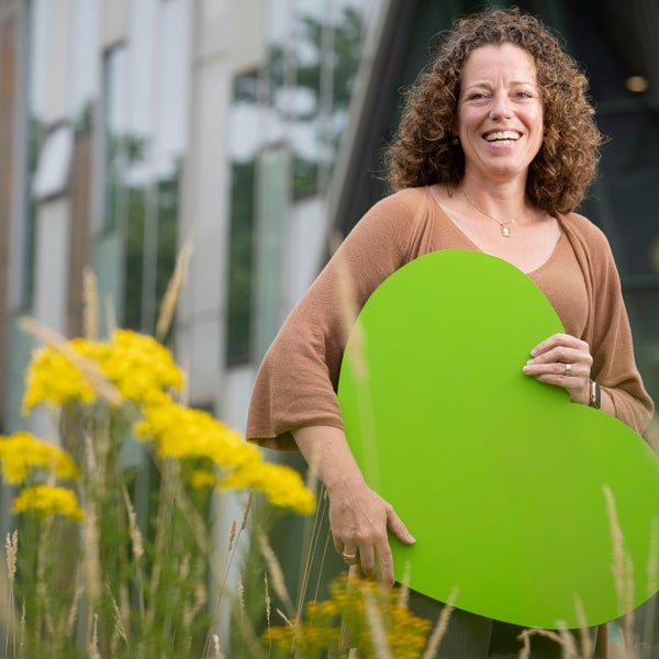 Noortje Campman, beleidsmedewerker onderwijsinnovatie bij de faculteit Geneeskunde, houdt een groot groen hart vast.