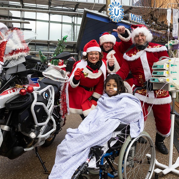 Kerstmannen op motoren delen oliebollen uit bij WKZ