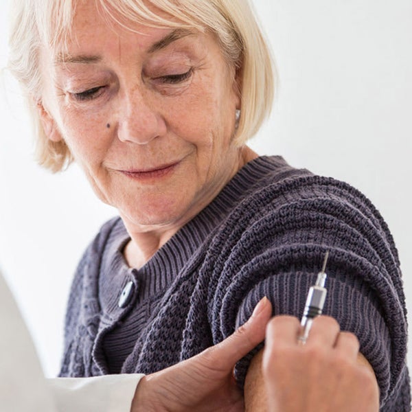 Vrouw krijgt vaccinatie