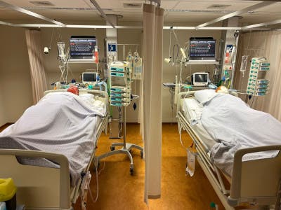 Zorgverleners van brandwondencentra oefenen met poppen en acteurs in het Calamiteitenhospitaal Utrecht.