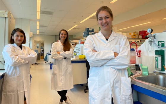 Een onderzoeker, Maria Rodriguez Colman en Debby Gawlitta in een laboratorium in het UMC Utrecht.