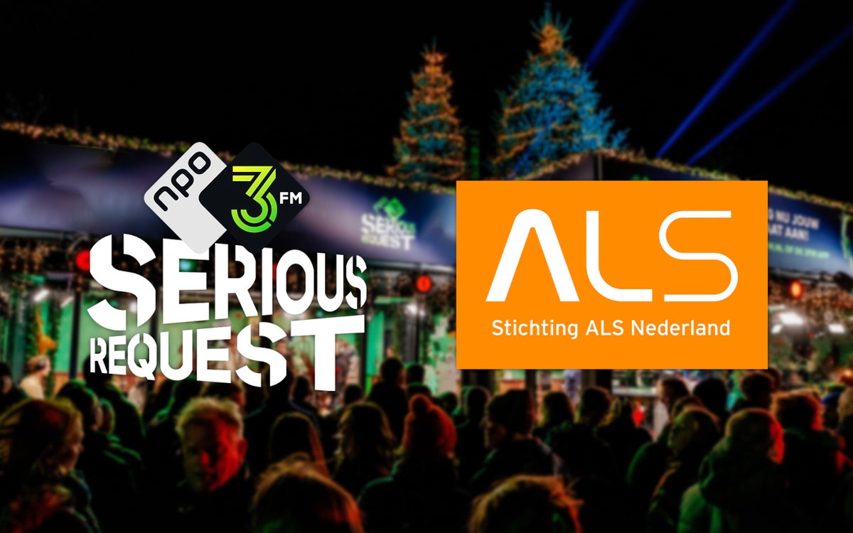 De logo's van 3FM Serious Request en Stichting ALS Nederland, met het Glazen Huis van Serious Request op de achtergrond in de nacht.