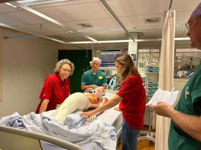 Zorgverleners van brandwondencentra oefenen met poppen en acteurs in het Calamiteitenhospitaal Utrecht.