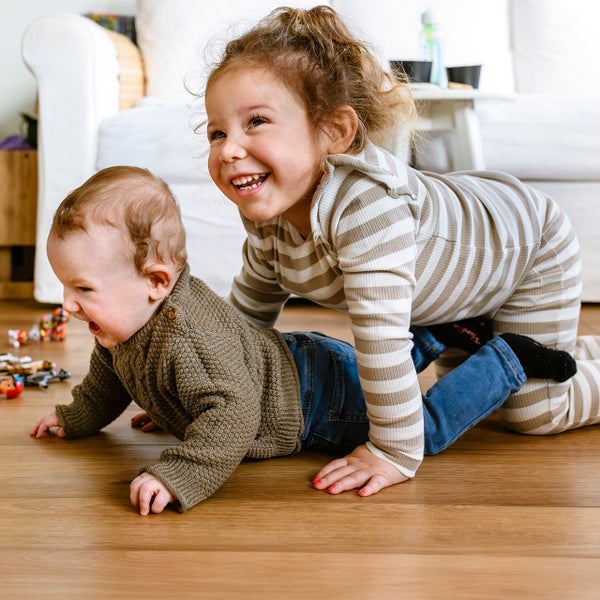 Jake en Elena spelen samen