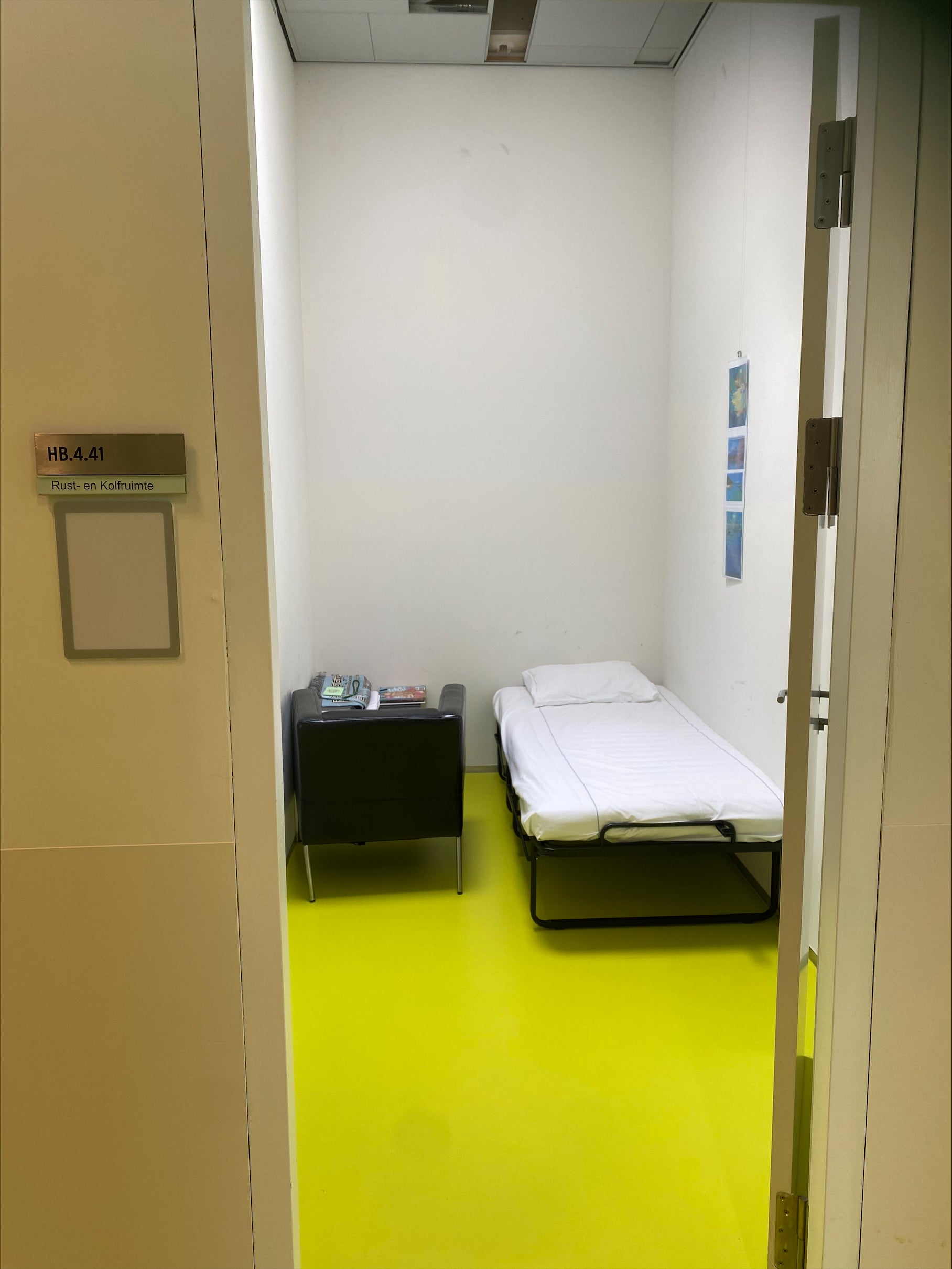 De rust- en kolfruimte in het Hijmans van den Berghgebouw van het UMC Utrecht heeft een bed en een zwart kastje.