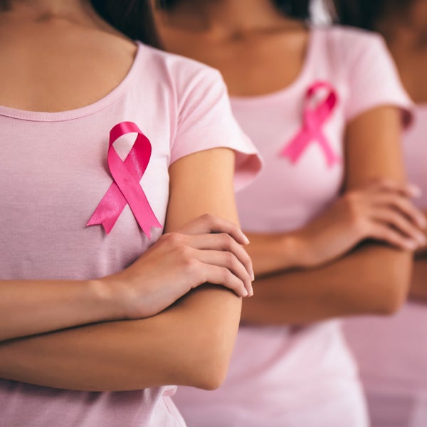 Een groep vrouwen met roze shirts en een Pink Ribbon.